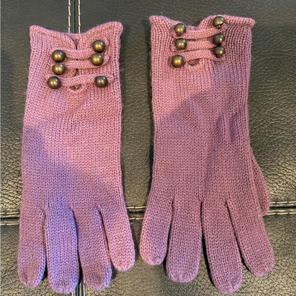 Cute Winter Gloves With Button Accents